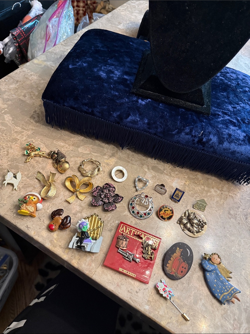 Vintage lot of 21 pins and brooches gold- silver tone some marked from 60s-90s